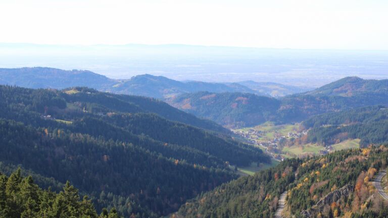 Dieses Bild zeigt eine Webcam-Aufnahme vom Achertal, aufgenommen am Dienstag, den 04.11.2025 um 14:10 Uhr. Die Temperatur betrug 12.2°C.