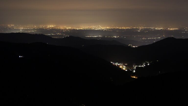 Dieses Bild zeigt eine Webcam-Aufnahme vom Achertal, aufgenommen am Samstag, den 07.03.2026 um 21:30 Uhr. Die Temperatur betrug 8.8°C.