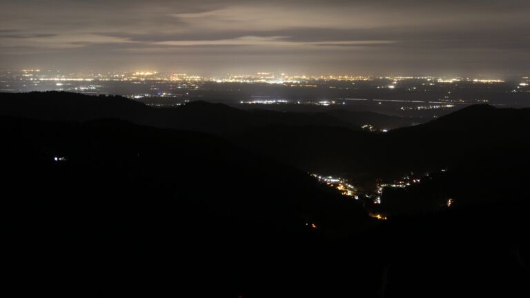 Dieses Bild zeigt eine Webcam-Aufnahme vom Achertal, aufgenommen am Samstag, den 20.12.2025 um 05:00 Uhr. Die Temperatur betrug 6.2°C.