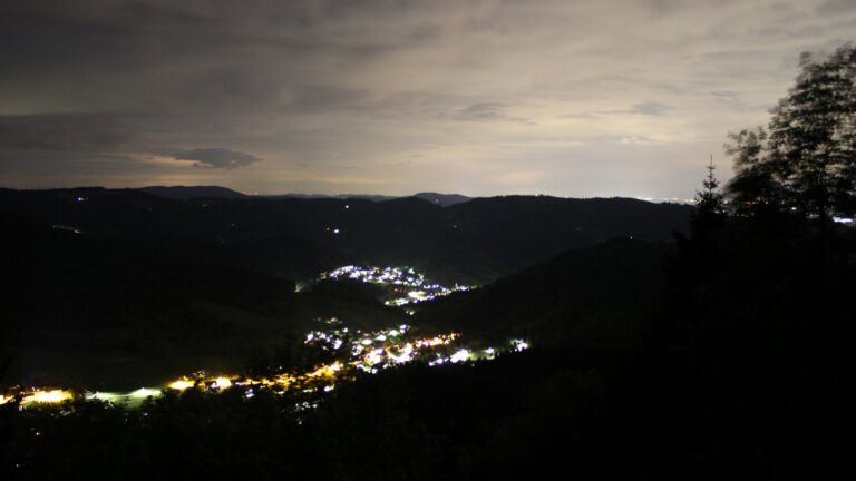 Dieses Bild zeigt eine Webcam-Aufnahme vom Achertal, aufgenommen am Samstag, den 16.05.2026 um 22:50 Uhr. Die Temperatur betrug 6.6°C.