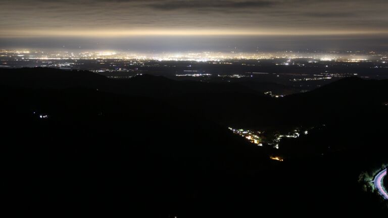 Dieses Bild zeigt eine Webcam-Aufnahme vom Achertal, aufgenommen am Donnerstag, den 16.10.2025 um 23:00 Uhr. Die Temperatur betrug 5.9°C.