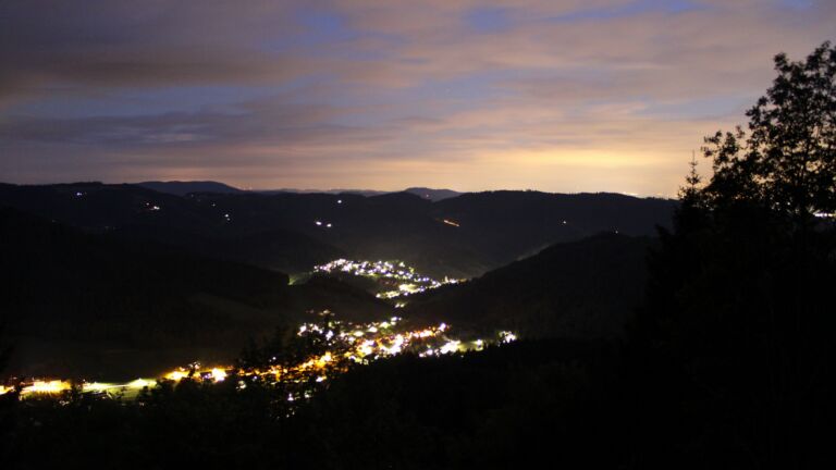 Dieses Bild zeigt eine Webcam-Aufnahme vom Achertal, aufgenommen am Freitag, den 15.05.2026 um 22:30 Uhr. Die Temperatur betrug 4.4°C.