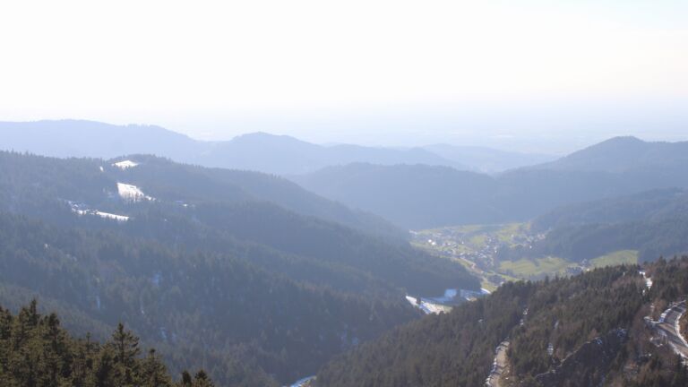 Dieses Bild zeigt eine Webcam-Aufnahme vom Achertal, aufgenommen am Donnerstag, den 02.04.2026 um 18:00 Uhr. Die Temperatur betrug 6.6°C.