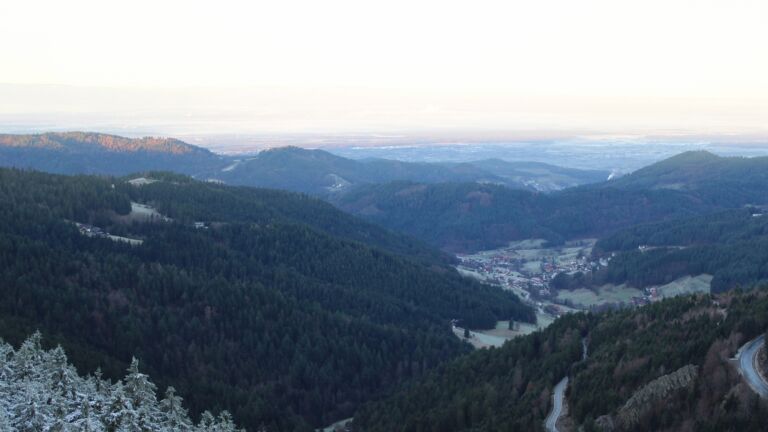 Dieses Bild zeigt eine Webcam-Aufnahme vom Achertal, aufgenommen am Montag, den 01.12.2025 um 08:20 Uhr. Die Temperatur betrug -0.4°C.