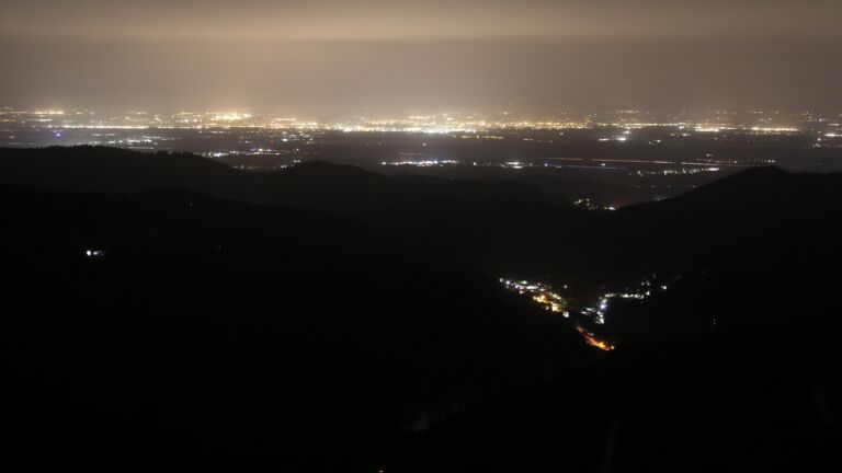 Dieses Bild zeigt eine Webcam-Aufnahme vom Achertal, aufgenommen am Samstag, den 15.11.2025 um 05:30 Uhr. Die Temperatur betrug 11.3°C.