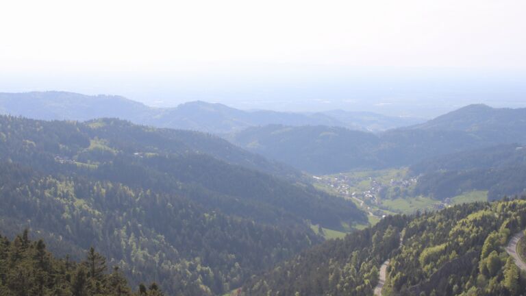 Dieses Bild zeigt eine Webcam-Aufnahme vom Achertal, aufgenommen am Montag, den 27.04.2026 um 17:50 Uhr. Die Temperatur betrug 15.4°C.