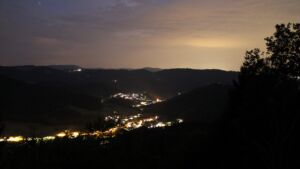 Dieses Bild zeigt eine Webcam-Aufnahme vom Achertal, aufgenommen am Dienstag, den 04.08.2026 um 22:20 Uhr. Die Temperatur betrug 26.4°C.