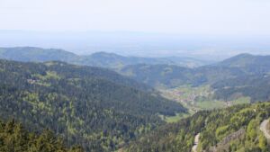 Dieses Bild zeigt eine Webcam-Aufnahme vom Achertal, aufgenommen am Montag, den 27.04.2026 um 13:10 Uhr. Die Temperatur betrug 14.8°C.