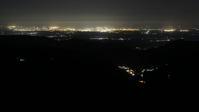 Dieses Bild zeigt eine Webcam-Aufnahme vom Achertal, aufgenommen am Dienstag, den 26.08.2025 um 01:30 Uhr. Die Temperatur betrug 14.3°C.