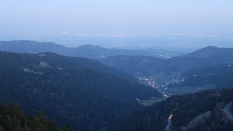 Dieses Bild zeigt eine Webcam-Aufnahme vom Achertal, aufgenommen am Freitag, den 20.03.2026 um 06:00 Uhr. Die Temperatur betrug 2.1°C.