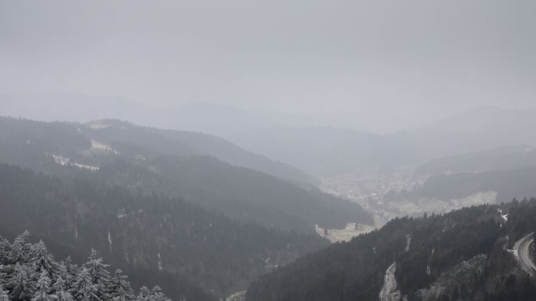 Dieses Bild zeigt eine Webcam-Aufnahme vom Achertal, aufgenommen am Mittwoch, den 24.12.2025 um 13:00 Uhr. Die Temperatur betrug -5.4°C.