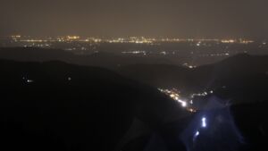 Dieses Bild zeigt eine Webcam-Aufnahme vom Achertal, aufgenommen am Dienstag, den 26.08.2025 um 22:00 Uhr. Die Temperatur betrug 15.4°C.
