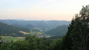 Dieses Bild zeigt eine Webcam-Aufnahme vom Achertal, aufgenommen am Samstag, den 27.06.2026 um 21:00 Uhr. Die Temperatur betrug 33.4°C.