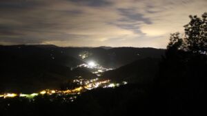 Dieses Bild zeigt eine Webcam-Aufnahme vom Achertal, aufgenommen am Samstag, den 10.10.2026 um 20:20 Uhr. Die Temperatur betrug 8.6°C.