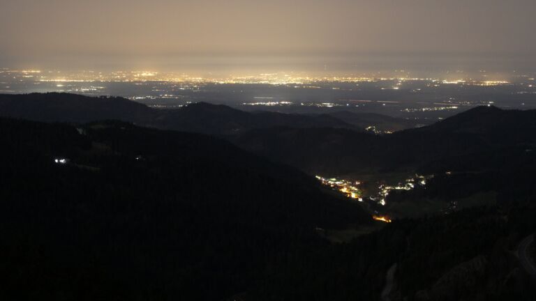 Dieses Bild zeigt eine Webcam-Aufnahme vom Achertal, aufgenommen am Freitag, den 06.03.2026 um 00:00 Uhr. Die Temperatur betrug 11.3°C.