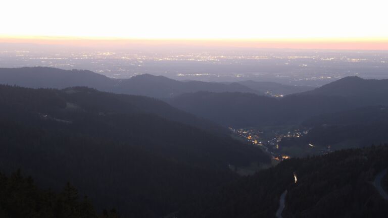 Dieses Bild zeigt eine Webcam-Aufnahme vom Achertal, aufgenommen am Montag, den 02.03.2026 um 18:50 Uhr. Die Temperatur betrug 7.1°C.