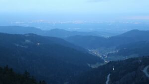 Dieses Bild zeigt eine Webcam-Aufnahme vom Achertal, aufgenommen am Dienstag, den 10.03.2026 um 18:50 Uhr. Die Temperatur betrug 7.6°C.