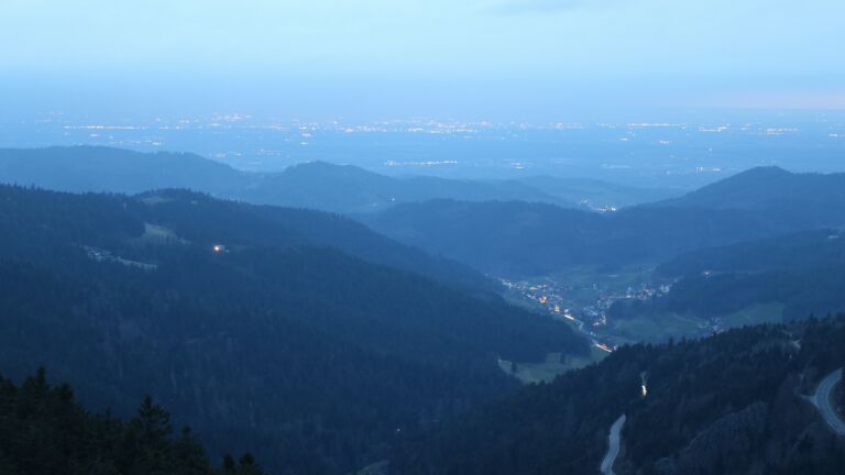 Dieses Bild zeigt eine Webcam-Aufnahme vom Achertal, aufgenommen am Dienstag, den 10.03.2026 um 18:50 Uhr. Die Temperatur betrug 7.6°C.