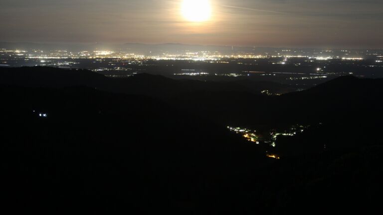 Dieses Bild zeigt eine Webcam-Aufnahme vom Achertal, aufgenommen am Montag, den 27.04.2026 um 04:10 Uhr. Die Temperatur betrug 9.7°C.