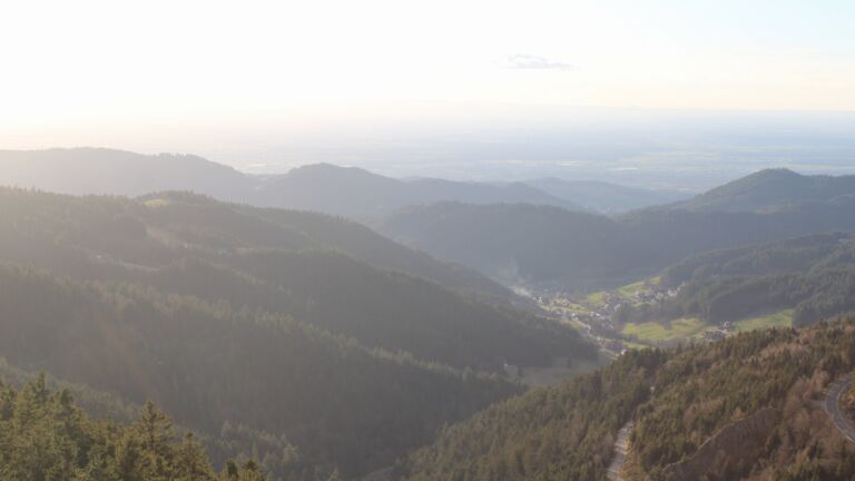 Dieses Bild zeigt eine Webcam-Aufnahme vom Achertal, aufgenommen am Sonntag, den 01.03.2026 um 17:10 Uhr. Die Temperatur betrug 8.4°C.