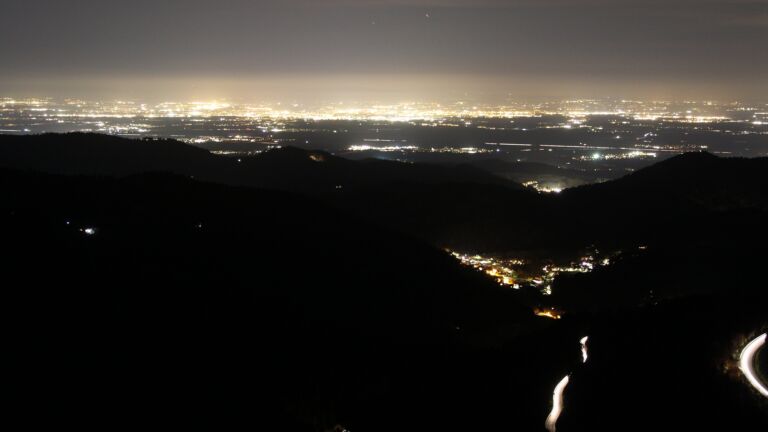 Dieses Bild zeigt eine Webcam-Aufnahme vom Achertal, aufgenommen am Dienstag, den 11.11.2025 um 19:00 Uhr. Die Temperatur betrug 7.6°C.