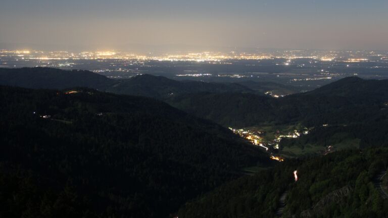 Dieses Bild zeigt eine Webcam-Aufnahme vom Achertal, aufgenommen am Samstag, den 10.05.2025 um 22:40 Uhr. Die Temperatur betrug 10.1°C.