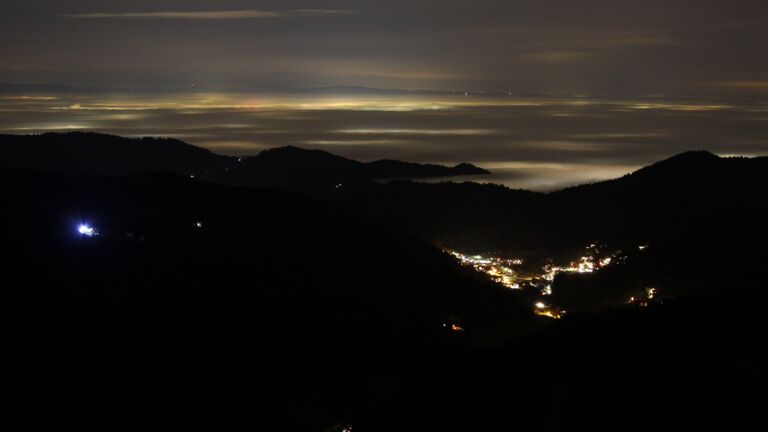 Dieses Bild zeigt eine Webcam-Aufnahme vom Achertal, aufgenommen am Dienstag, den 16.12.2025 um 20:00 Uhr. Die Temperatur betrug 4.9°C.