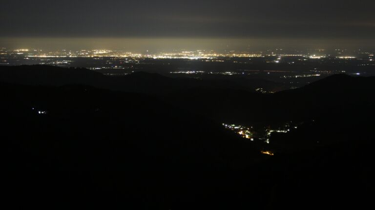 Dieses Bild zeigt eine Webcam-Aufnahme vom Achertal, aufgenommen am Sonntag, den 19.10.2025 um 02:30 Uhr. Die Temperatur betrug 3.1°C.
