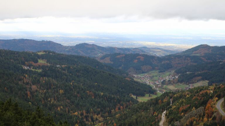 Dieses Bild zeigt eine Webcam-Aufnahme vom Achertal, aufgenommen am Dienstag, den 28.10.2025 um 15:10 Uhr. Die Temperatur betrug 5.7°C.