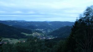 Dieses Bild zeigt eine Webcam-Aufnahme vom Achertal, aufgenommen am Donnerstag, den 04.06.2026 um 05:00 Uhr. Die Temperatur betrug 13.7°C.