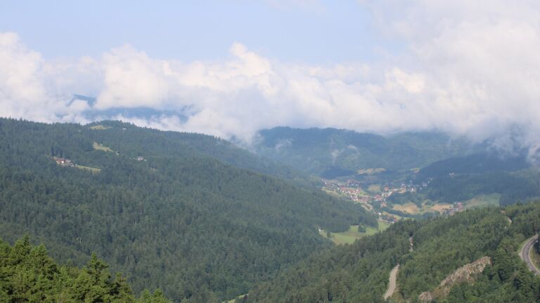 Dieses Bild zeigt eine Webcam-Aufnahme vom Achertal, aufgenommen am Montag, den 16.06.2025 um 09:40 Uhr. Die Temperatur betrug 13.8°C.