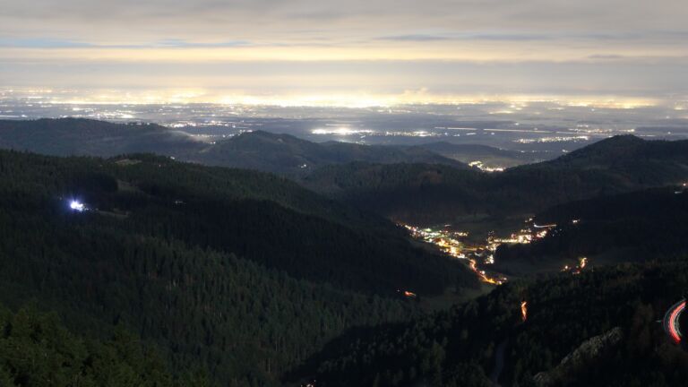 Dieses Bild zeigt eine Webcam-Aufnahme vom Achertal, aufgenommen am Freitag, den 05.12.2025 um 19:00 Uhr. Die Temperatur betrug 0.8°C.