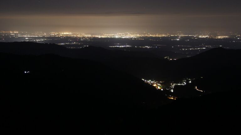 Dieses Bild zeigt eine Webcam-Aufnahme vom Achertal, aufgenommen am Mittwoch, den 15.04.2026 um 23:00 Uhr. Die Temperatur betrug 7.1°C.