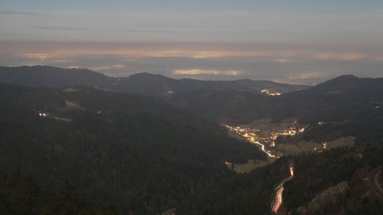 Dieses Bild zeigt eine Webcam-Aufnahme vom Achertal, aufgenommen am Donnerstag, den 04.12.2025 um 21:00 Uhr. Die Temperatur betrug 0.9°C.