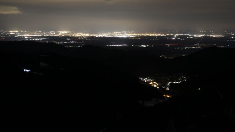 Dieses Bild zeigt eine Webcam-Aufnahme vom Achertal, aufgenommen am Mittwoch, den 14.01.2026 um 03:30 Uhr. Die Temperatur betrug 5.1°C.