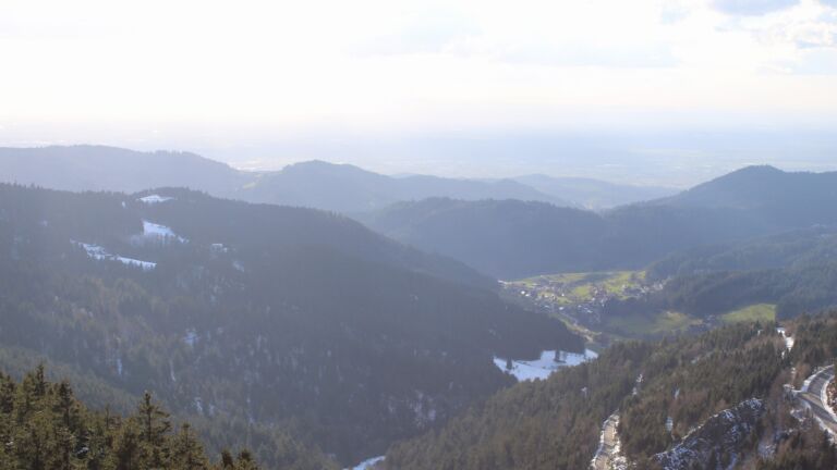 Dieses Bild zeigt eine Webcam-Aufnahme vom Achertal, aufgenommen am Mittwoch, den 01.04.2026 um 18:10 Uhr. Die Temperatur betrug 2.8°C.