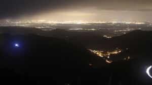 Dieses Bild zeigt eine Webcam-Aufnahme vom Achertal, aufgenommen am Samstag, den 06.12.2025 um 20:00 Uhr. Die Temperatur betrug 3.5°C.