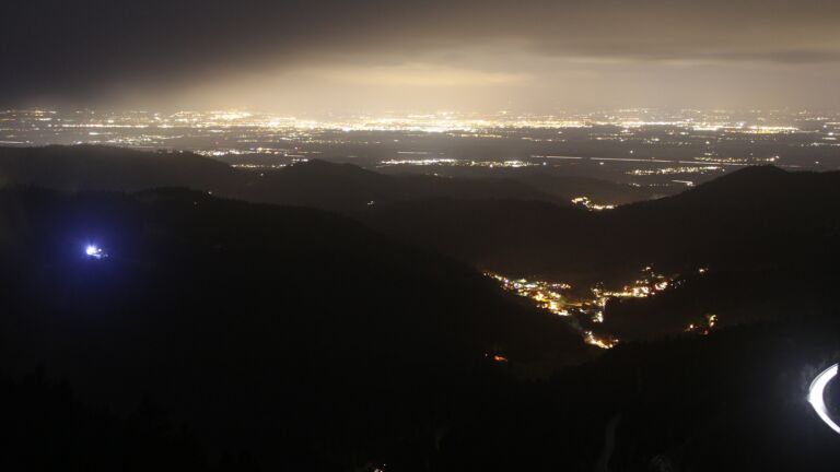 Dieses Bild zeigt eine Webcam-Aufnahme vom Achertal, aufgenommen am Samstag, den 06.12.2025 um 20:00 Uhr. Die Temperatur betrug 3.5°C.