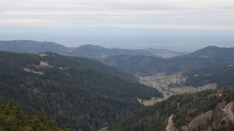 Dieses Bild zeigt eine Webcam-Aufnahme vom Achertal, aufgenommen am Freitag, den 19.12.2025 um 15:00 Uhr. Die Temperatur betrug 7.2°C.