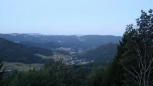 Dieses Bild zeigt eine Webcam-Aufnahme vom Achertal, aufgenommen am Dienstag, den 28.07.2026 um 05:30 Uhr. Die Temperatur betrug 16.1°C.