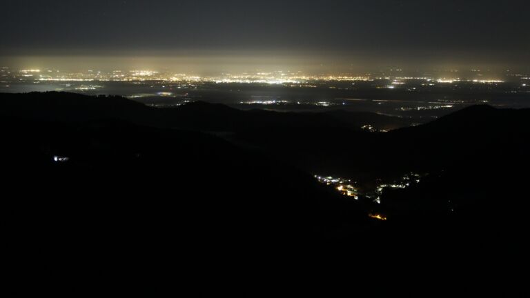 Dieses Bild zeigt eine Webcam-Aufnahme vom Achertal, aufgenommen am Dienstag, den 18.11.2025 um 03:30 Uhr. Die Temperatur betrug -3.4°C.