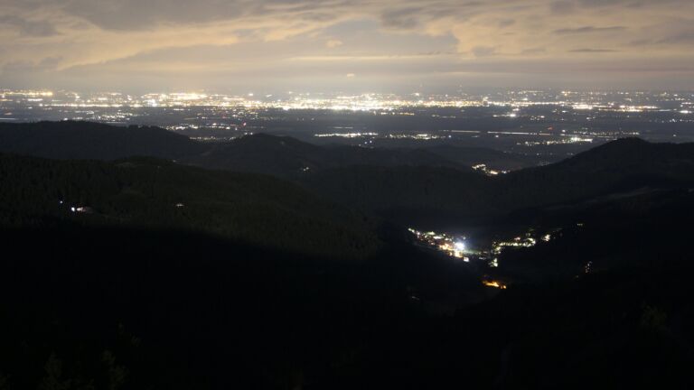 Dieses Bild zeigt eine Webcam-Aufnahme vom Achertal, aufgenommen am Dienstag, den 09.09.2025 um 21:20 Uhr. Die Temperatur betrug 11.5°C.