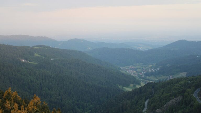 Dieses Bild zeigt eine Webcam-Aufnahme vom Achertal, aufgenommen am Sonntag, den 18.05.2025 um 06:10 Uhr. Die Temperatur betrug 8.4°C.