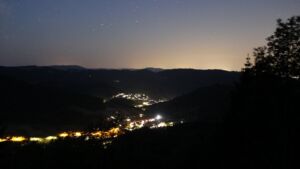 Dieses Bild zeigt eine Webcam-Aufnahme vom Achertal, aufgenommen am Donnerstag, den 28.05.2026 um 03:50 Uhr. Die Temperatur betrug 16.7°C.