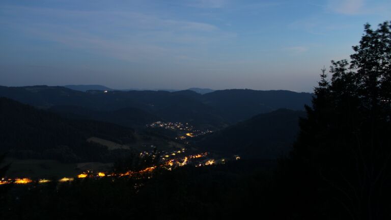Dieses Bild zeigt eine Webcam-Aufnahme vom Achertal, aufgenommen am Montag, den 22.06.2026 um 22:40 Uhr. Die Temperatur betrug 25.6°C.
