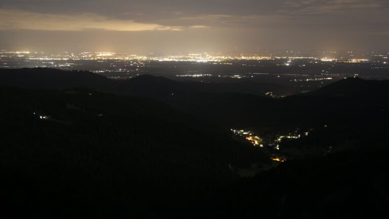 Dieses Bild zeigt eine Webcam-Aufnahme vom Achertal, aufgenommen am Samstag, den 13.09.2025 um 00:30 Uhr. Die Temperatur betrug 9.9°C.