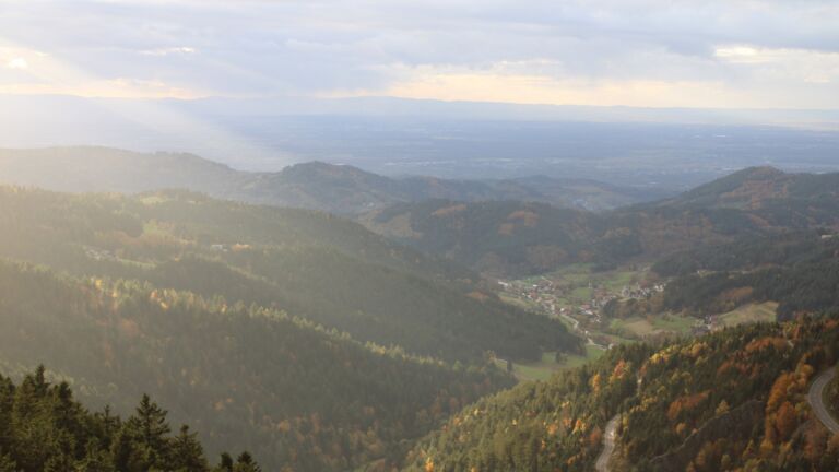 Dieses Bild zeigt eine Webcam-Aufnahme vom Achertal, aufgenommen am Freitag, den 24.10.2025 um 17:20 Uhr. Die Temperatur betrug 2.7°C.