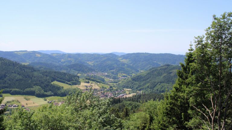 Dieses Bild zeigt eine Webcam-Aufnahme vom Achertal, aufgenommen am Donnerstag, den 28.05.2026 um 13:30 Uhr. Die Temperatur betrug 25.5°C.