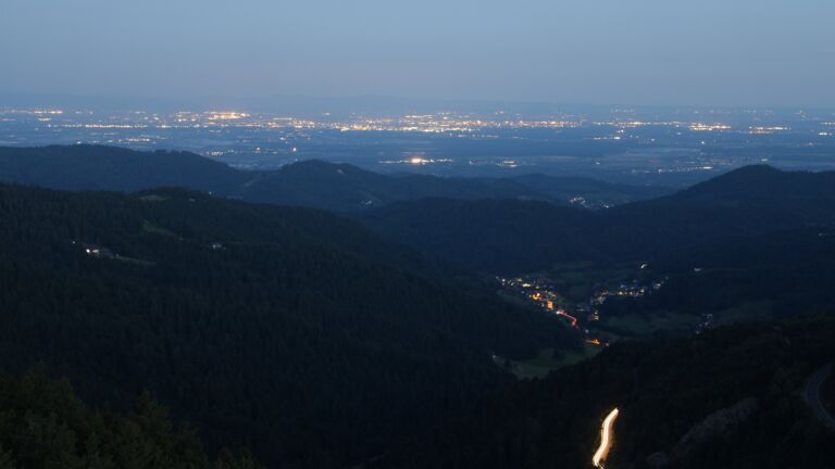 Dieses Bild zeigt eine Webcam-Aufnahme vom Achertal, aufgenommen am Montag, den 25.08.2025 um 05:50 Uhr. Die Temperatur betrug 10.4°C.