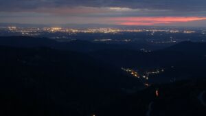 Dieses Bild zeigt eine Webcam-Aufnahme vom Achertal, aufgenommen am Samstag, den 18.04.2026 um 21:10 Uhr. Die Temperatur betrug 12°C.